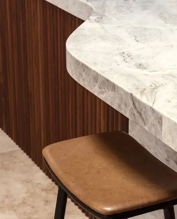 thompson-building-co-custom-kitchen-island-curved-marble-benchtop Custom timber island bench with luxury curved marble countertop built by custom carpenter Thompson Building Co.